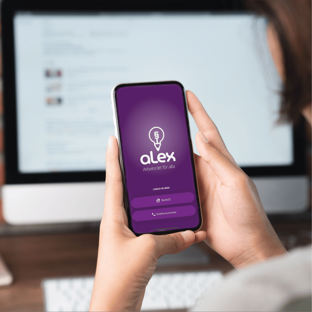 person som håller i en mobil